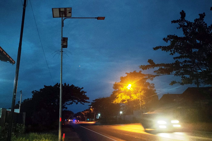 SULIT DIPERBAIKI: Keberadaan LPJU TS di sepanjang pantura antara Rembang-Lasem diusulkan diganti lampu konvensional.