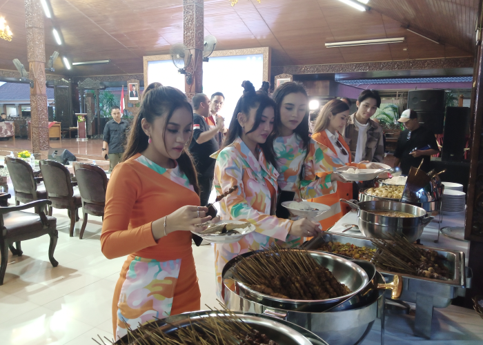 MAKANAN KHAS: Tampil di acara Karnaval SCTV, sejumlah artis ibu kota tak lupa mencicipi kuliner khas Blora.