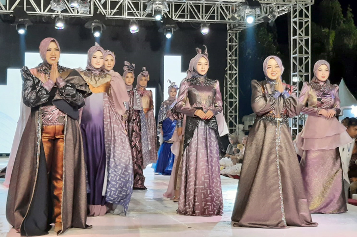 FASHION SHOW: Model memeragakan busana muslim dari brand Ghiina Fashion dalam ajang Kudus Fashion Week (KFW) di Alun-alun Simpang Tujuh Kudus kemarin malam.