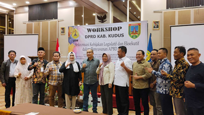 ARAH KEBIJAKAN: DPRD Kudus menggelar workshop bertemakan Sinkronisasi Kebijakan Legislatif dan Eksekutif bersama PPSDM USM.