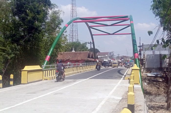 SUDAH JADI: Pengendara melewati Jembatan Badong usai diresmikan Bupati Blora Arief Rohman baru-baru ini.