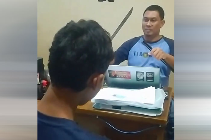 DIGARUK: Pemuda bawa senjata tajam saat nongkrong di Jalan Lingkar Selatan (JLS) Pati.