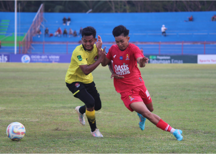 BERBENAH: Penyerang Persijap Indra Arya berebut bola dengan pemain Persekat Tegal dalam pertandingan Liga 2 di Stadion GBK Jepara.