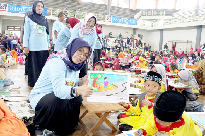 SEMANGAT: Bunda Pendidikan Anak Usia Dini (PAUD) Kabupaten Blora Ainia Sholihah Arief Rohman menunjukkan gambar hasil kreasi anak-anak dalam Festival Mewarnai tahun kemarin.