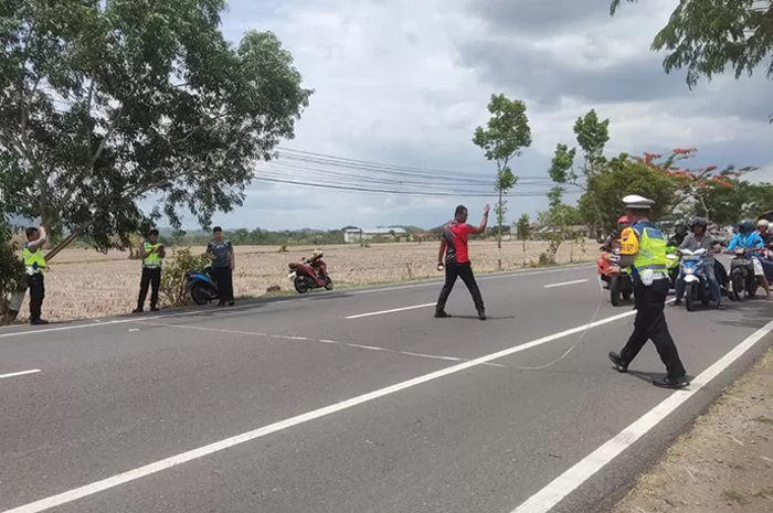 Polisi melakukan olah TKP di lokasi kecelakaan maut di Jalan raya Wonogiri-Solo tepatnya di sebelah selatan Polsek Selogiri Selasa (28/11).   &nbsp;