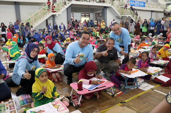 BERI SUPORT: Bupati Blora Arief Rohman (tengah), Direktur Jawa Pos Radar Kudus Baehaqi (dua dari kanan) beserta Forkopimda Blora hadir saat final Festival Mewarnai tahun lalu.