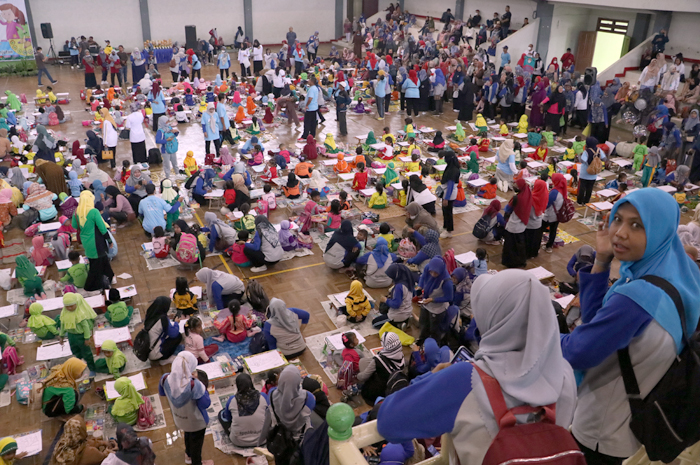 MERIAH: Guru dan orang tua peserta menyaksikan dari tribun GOR Mustika Blora saat penyelenggaraan Festival Mewarnai 2022 lalu.