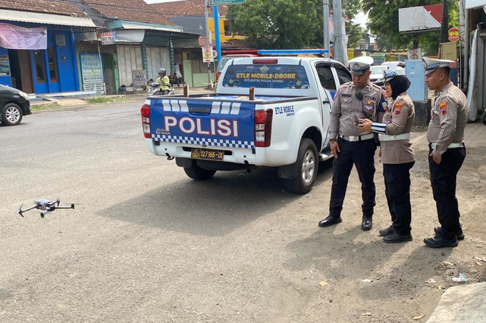 Satuan&nbsp;Lalu Lintas&nbsp;(Satlantas) Polres Jepara sedang melakukan Uji Coba Penindakan Hukum dengan menggunakan sistem&nbsp;ETLE Drone di Traffic Light Gotri Jepara, Rabu (29/11).