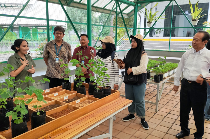 PEDULI MURIA: Program Director BLDF FX Supanji (kanan) memantau lokasi pembibitan pohon di Djarum Oasis.