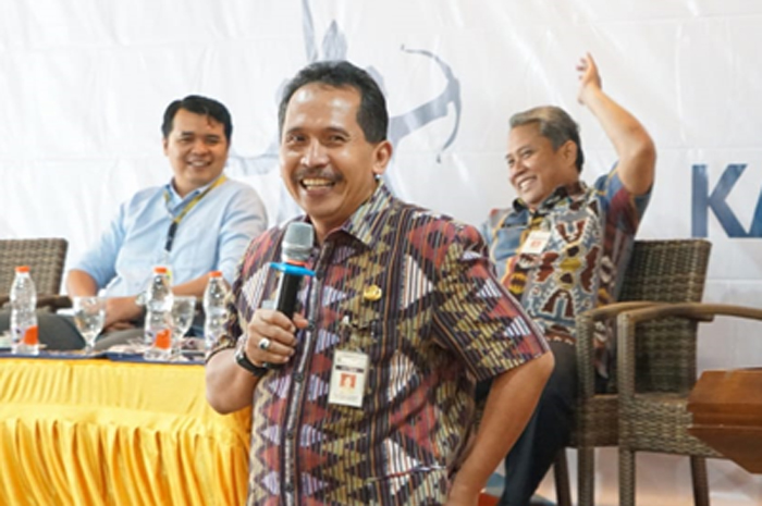 BIMBINGAN: Sekda Jelara Edy Sukatmiko memberi pengarahan pada gelar pengawasan desa di Ono Joglo kemarin.