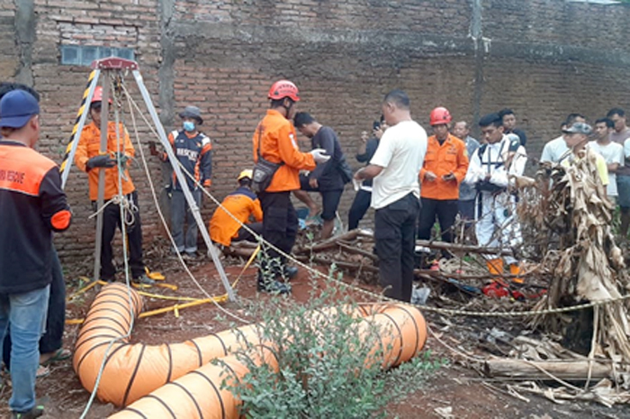EVAKUASI: BPBD Jepara saat mengevakuasi orang yang ditemukan di dalam sumur, Rabu (29/11).