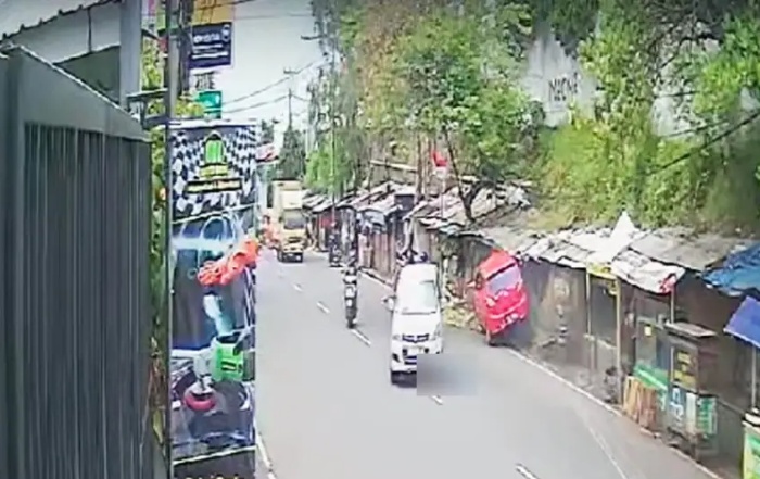 Kamera CCTV merekam mobil Ayla menabrak sepeda motor dan lapak buah di Sukabumi, Jawa Barat.