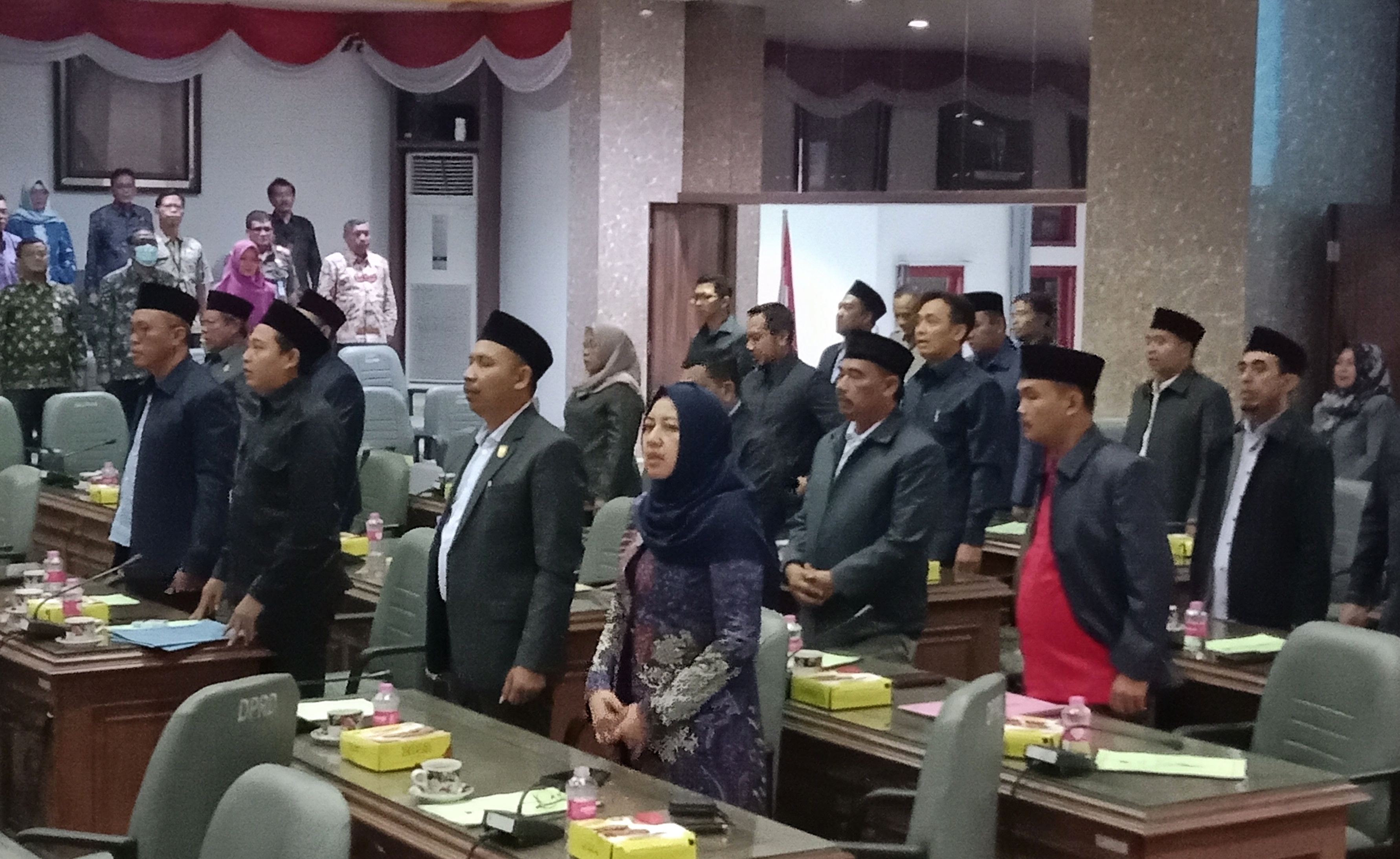 SAMPAI LARUT: Anggota DPRD Rembang mengikuti rapat paripurna pembahasan APBD, Selasa (28/11) malam.
