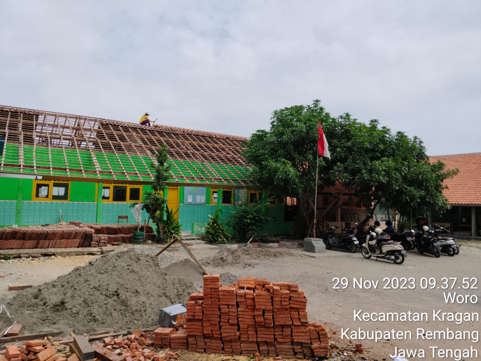 DIKEBUT: Sejumlah pekerja menyelesaikan pemasangan kayu atap di SDN 3 Woro, Kraga pada Rabu (29/11).
