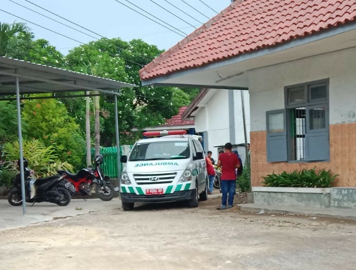 Satu unit mobil ambulance, membawa siswi yang melahirkan ke Puskesmas.