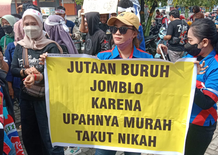 DEMO: Para buruh di Rembang melakukan aksi demonstrasi menolak kenaikan Upah Minimum Kabupaten (UMK) 2024 Rembang yang hanya Rp 83 Ribu.