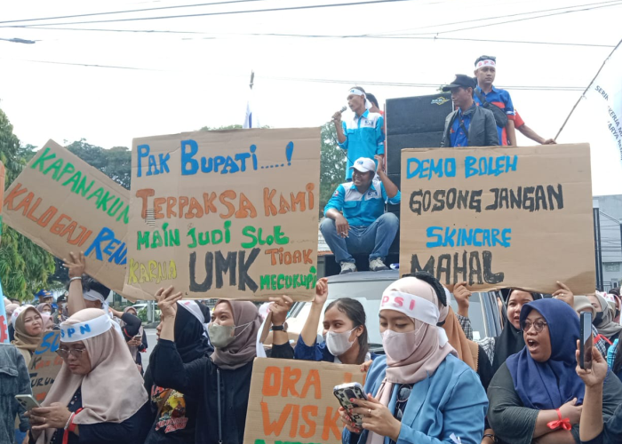 DEMO: Ratusan massa buruh yang tergabung dalam serikat pekerja nasional (SPN) dan serikat buruh seluruh indonesia (SPSI) di Remban menggelar demo besar-besaran di Kantor DPRD dan Bupati Rembang.