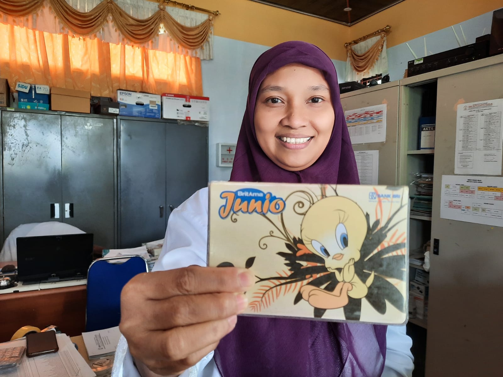 TUNJUKKAN: Nasabah BRI Kiswati memperlihatkan buku tabungan Britama Junio.