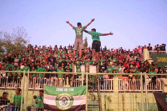 DAMAI: Para suporter Saminista saat beraksi mendukung Persikaba Blora.
