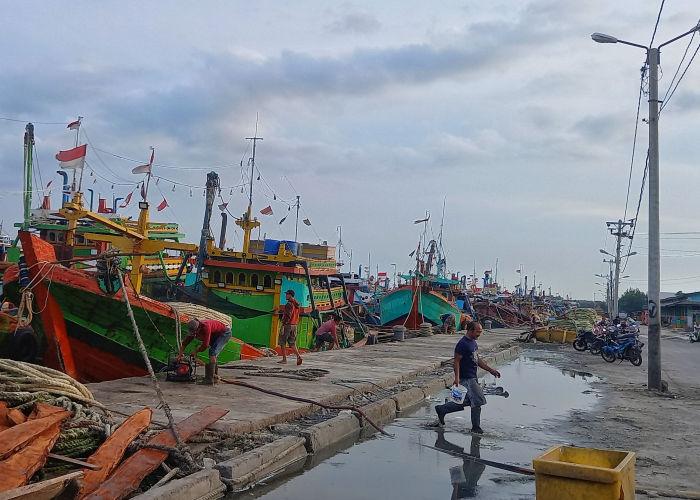 AKTIVITAS: Warga sedang berada di area TPI Tasikagung, Rembang.