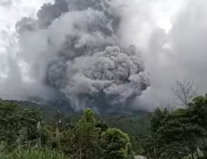 Penampakan Gunung Marapi Singgalang Tanah Datar, Sumatera Barat, meletus pada Minggu (3/12).