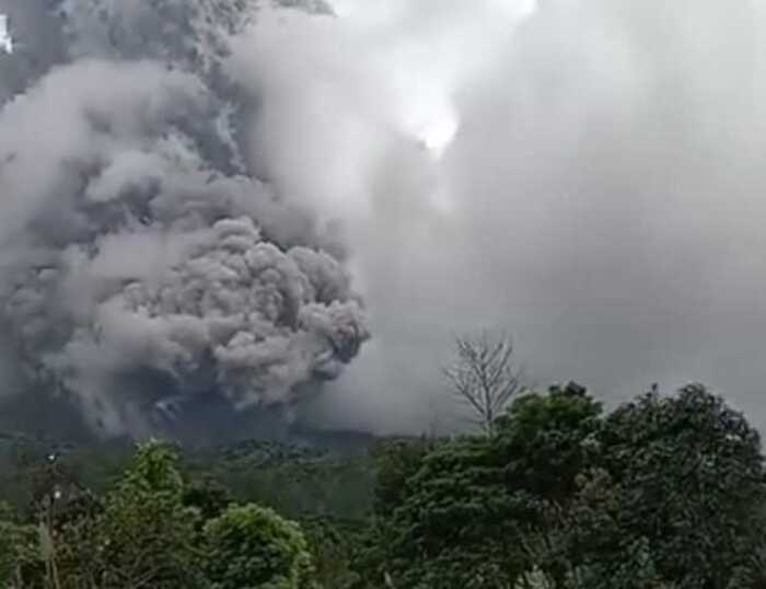 Penampakan Gunung Marapi Singgalang Tanah Datar, Sumatera Barat, meletus pada Minggu (3/12).