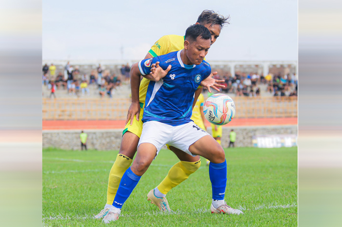 DIBANTAI: Pemain Persiku berduel dengan Persip Pekalongan. Dalam laga itu Persiku menelan kekalahan 3-0.