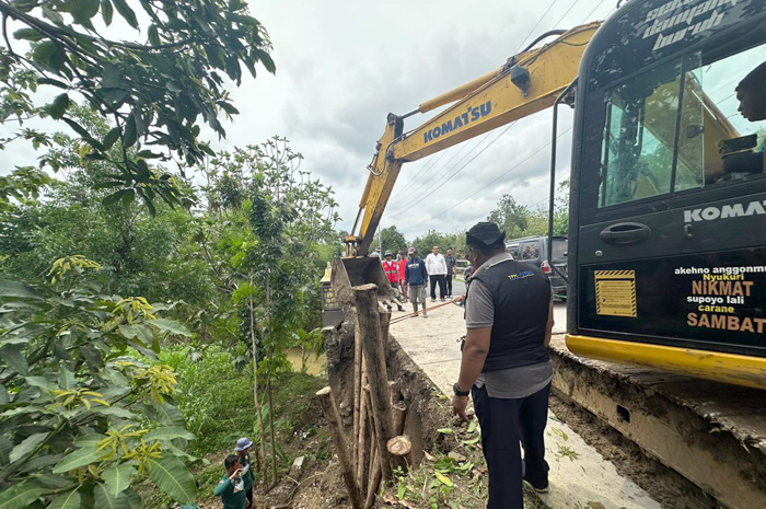 CEK: Bupati Blora Arief Rohman saat mengecek longsor di seputaran jalan dekat Jembatan Kalisari.