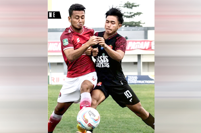 SAMA KUAT: Pemain Persijap dan Persekat duel pada laga yang berakhir dengan skor kacamata kemarin.