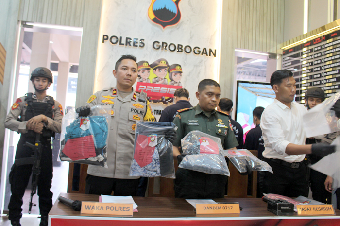 DIAMANKAN: Wakapolres Grobogan Kompol Gali Atmajaya bersama Dandim 0717 Grobogan Letkol Arh Muda Setiawan menunjukan barang bukti atas kasus dugaan pemukulan TNI dalam pengamanan hiburan di Ngembak.