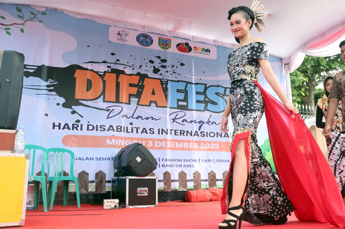 TAMPIL MEMUKAU: Sejumlah penyandang disabilitas tampil fashion show, musik, dan menyanyi di atas panggung fashion show kemarin.