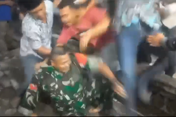 Anggota Koramil 01/Purwodadi bernama Koptu Suyoko dianiaya beberapa warga saat melaksanakan tugas pengamanan di Desa Ngembak, Grobogan, Sabtu (2/12).