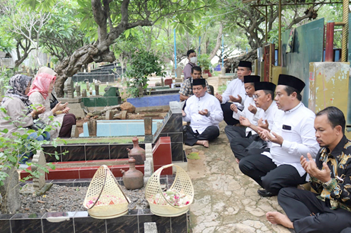 TERTIB: Rombongan pejabat dari pemerintah Kabupaten Blora berziarah ke makam bupati Blora Makam Bupati Soekardi Hardjoprawiro (bupati Blora 1989-1999) di Semarang.