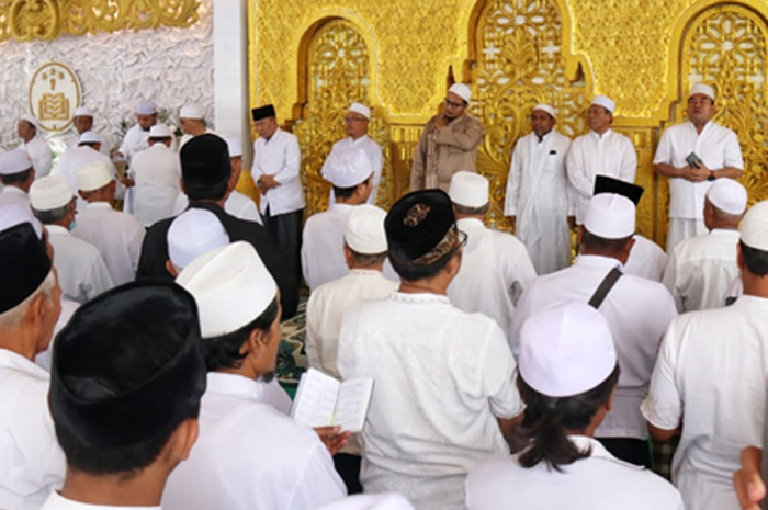 MERIAH: Bupati Blora Arief Rohman saat mengikuti acara dzikir dan doa bersama.