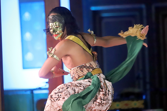 IKON DAERAH: Tari topeng Mina Tani saat unjuk gigi di even Internasional Mask Festival (IMF) di Surakarta belum lama ini.