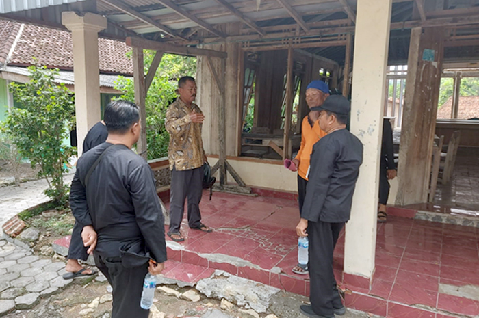 RUSAK: Kondisi bangunan yang diterjang banjir dari jebolan tanggul di Desa Bologarang Kecamatan Penawangan.