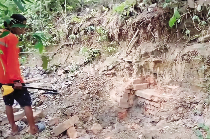 KONSTRUKSI KUNO: Warga menemukan tumpukan batu bata yang diduga merupakan struktur talud dari abad 17 di tengah hutan Kecamatan Sale.