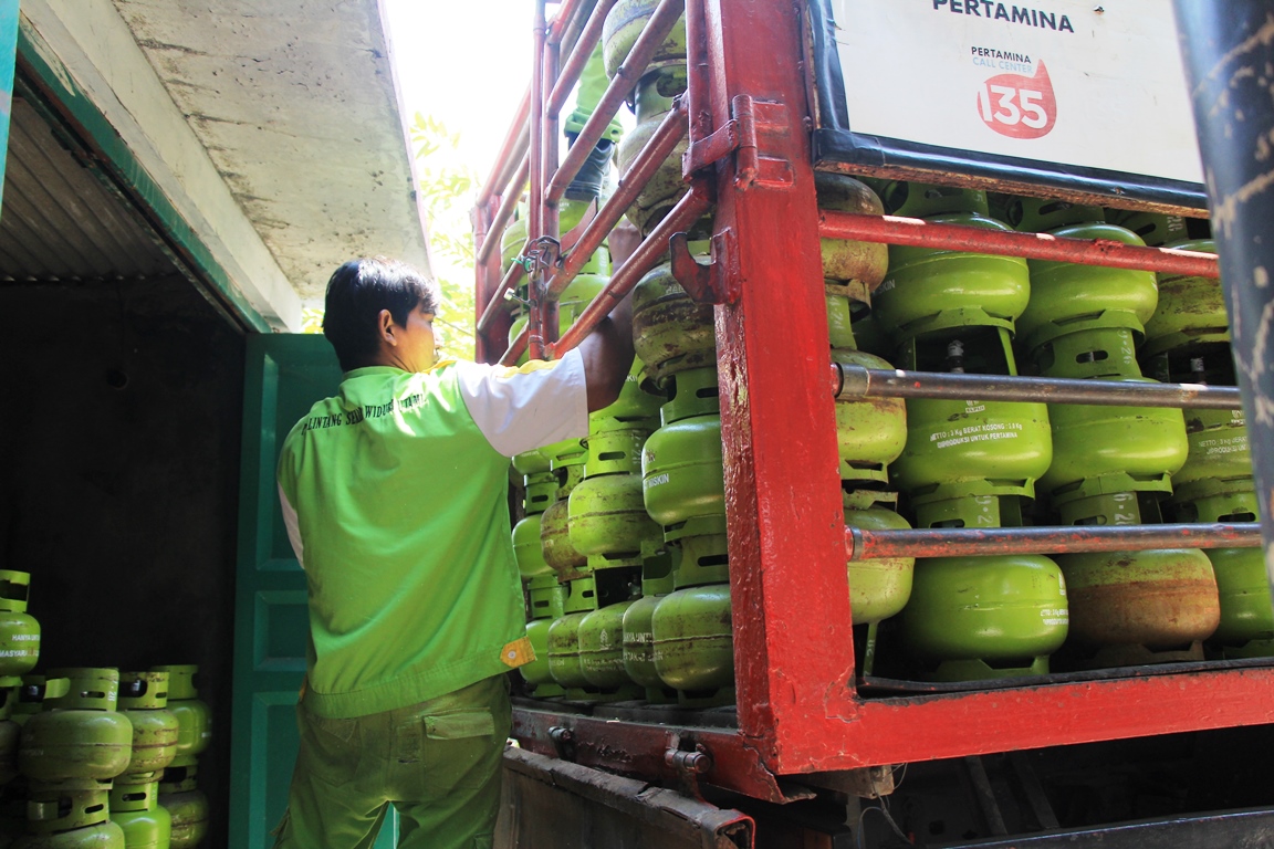 DISTRIBUSI: Petugas mengirimkan gas melon di salah satu pangkalan wilayah Kecamatan Sulang.