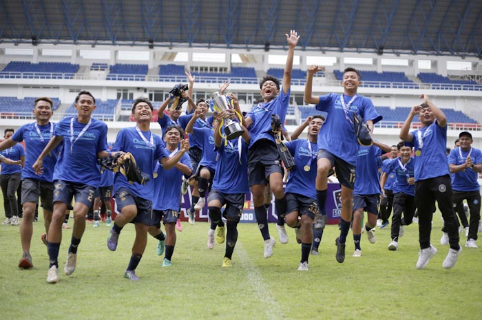 MIMPI 3 TAHUN TEREALISASI: Pemain Persiku Jr, pelatih, dan ofisial selebrasi kemenangan setelah menjuarai Piala Soeratin U-17 Jateng di Stadion Jatidiri Semarang kemarin.