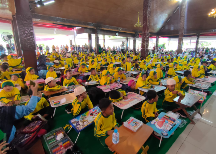 PECAHKAN: Festival mewarnai dengan media koran oleh 29.713 anak usia dini di Blora berhasil memecahkan rekor MURI pada Rabu (6/12).