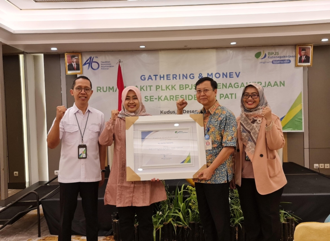 PENGHARGAAN: Badan Penyelenggara Jaminan Sosial (BPJS) Ketenagakerjaan atau BPJAMSOSTEK Cabang Kudus memberi penghargaan Pusat layanan kecelakaan kerja (PLKK) Award ke RS Mardirahayu.
