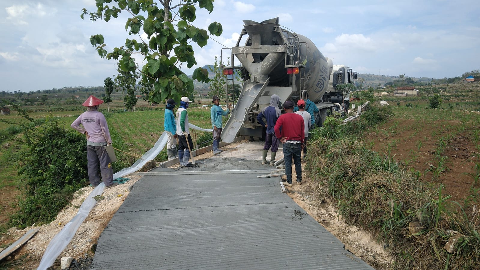 PERTANIAN: Penataan jalan usaha tani (JUT) di Tegaldowo, Gunem, memudahkan akses jalan para petani dan pelajar untuk beraktivitas.