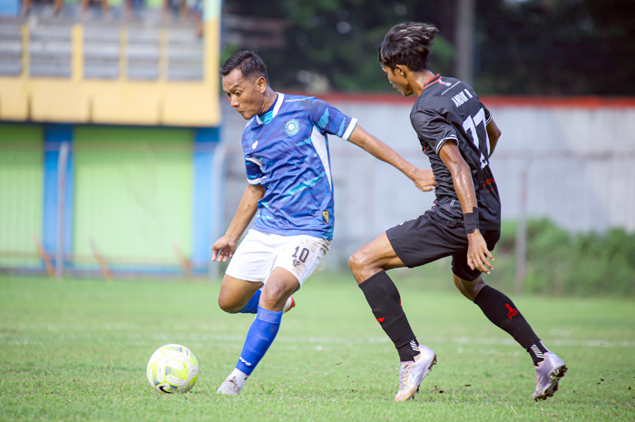 AMANKAN 3 POIN: Pemain Persiku (kiri) berusaha mengamankan bola dari PSIP Pemalang saat laga kandang di Stadion Wergu Wetan kemarin sore.