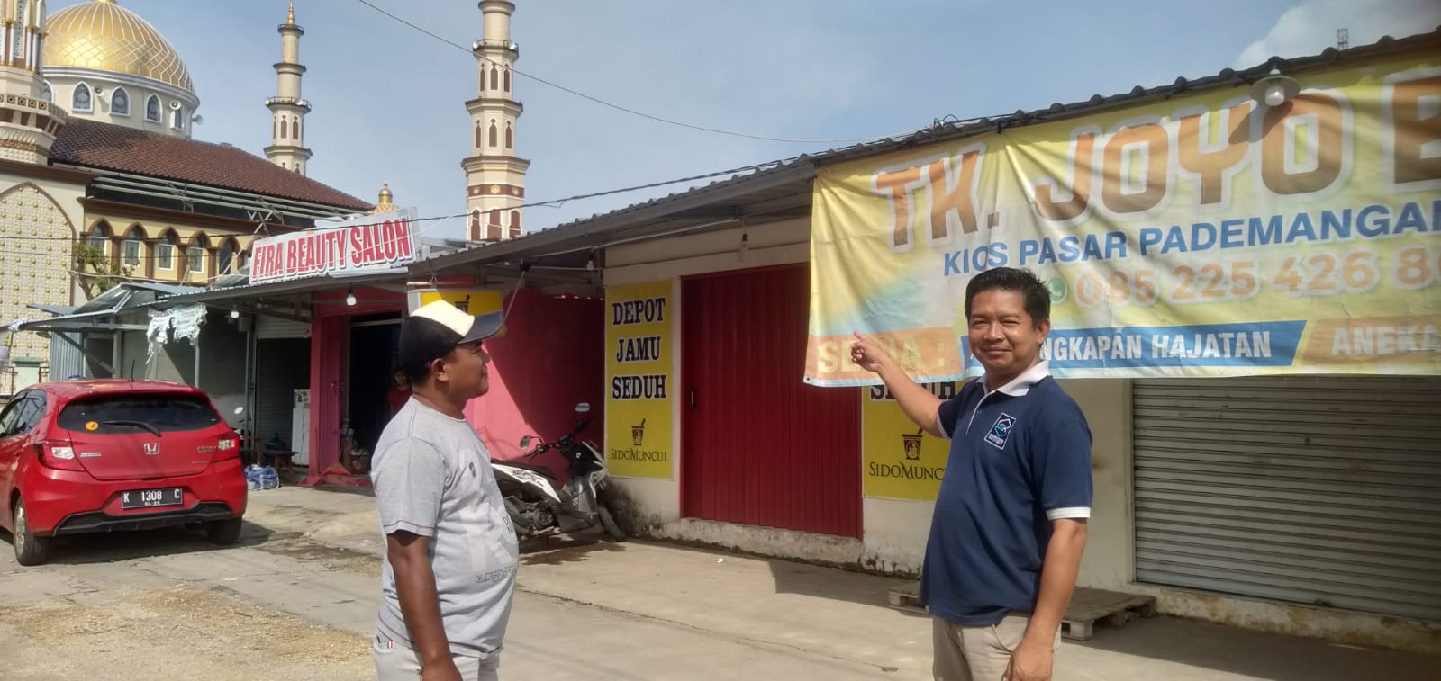 USAHA: Direktur BUMDes Sapto Karyo Manunggal, Mijen, Haris Santoso (kiri) memperlihatkan salah satu unit usaha yang dikelola BUMDes.