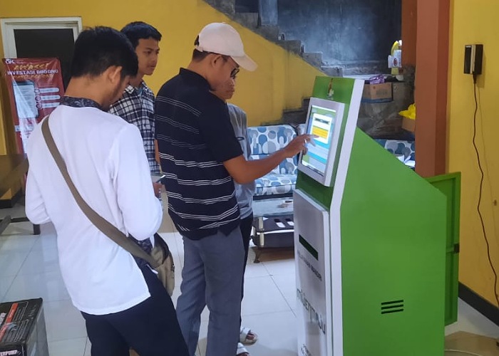 ADMINISTRASI: Warga sedang mengantre untuk mengurus surat izin di Anjungan Pelayanan Mandiri beberapa waktu lalu.