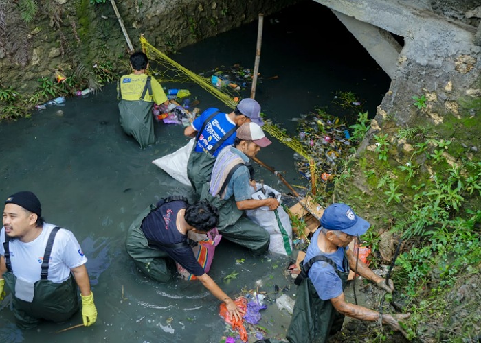 BERSIH BERSIH: Warga Kecamatan Grobogan bersama TNI POLRI dan relawan membersihkan sungai di Kecamatan Grobogan dalam rangka Jaga Sungai Jaga Kehidupan bersama BRI Purwodadi, Sabtu (9/12).
