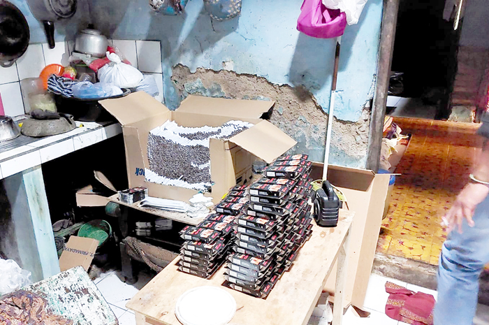 DIBERANTAS: Bea Cukai Kudus menggerebek sebuah rumah yang diduga menimbun rokok illegal.