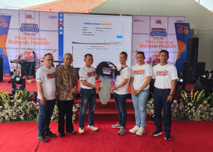 Pinca BRI Rembang Devi Ridwan, tokoh masyarakat Atna Tukiman, Dandim 0720 Rembang Letkol (inf) Yudhi Yahya, Kasatreskrim AKP Heri Dwi Utomo, dan Kabag Ren Kompol Roy Irawan menyerahkan hadiah.