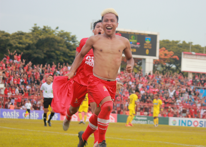 EMOSIONAL: Fahmi Al Ayyubi, penggawa Persijap Jepara merayakan golnya ke gawang Gresik United dalam pertandingan Liga 2 di Stadion GBK Jepara pada Minggu (10/12) lalu.