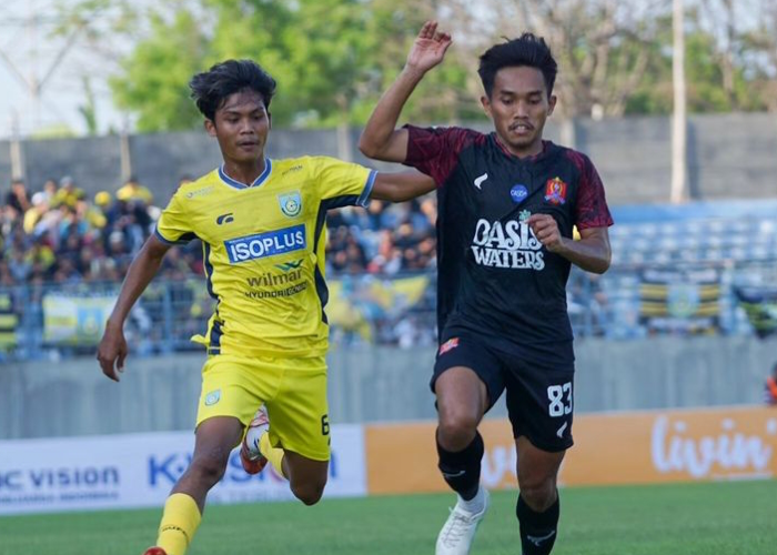 LAGA PENTING: Punggawa Persijap Jepara Basroh Alamsyah menjaga bola dari rebutan pemain Gresik United dalam pertemuan kedua tim di putaran pertama Liga 2 pada Minggu (10/12).